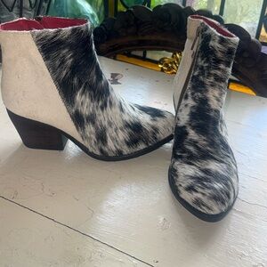 Alcala’s Cowhide Ankle Bootis with Side Zip
